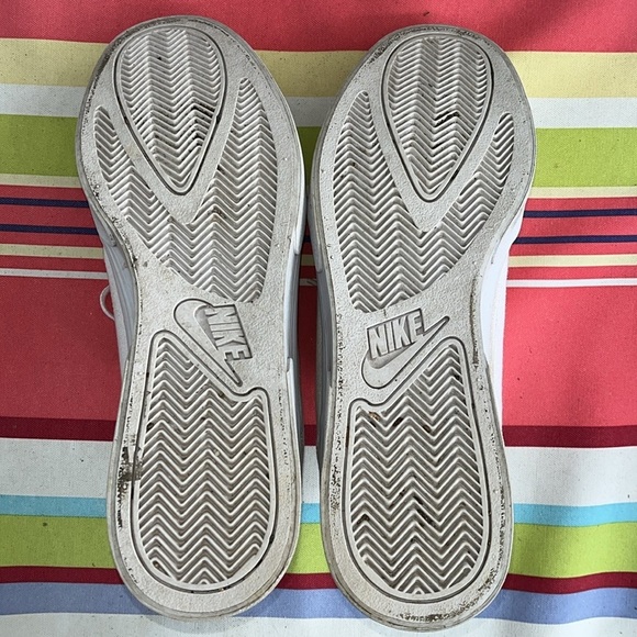 EUC WOMEN’S 12 WHITE NIKE CANVAS TENNIS SHOES - Picture 8 of 8